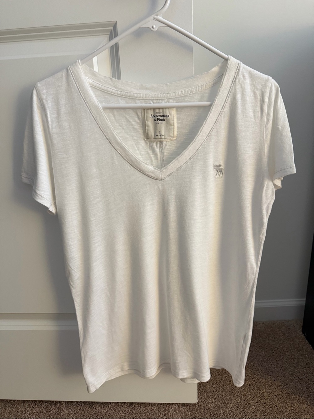 Vintage Y2K Abercrombie & Fitch White V-Neck Women's Tee